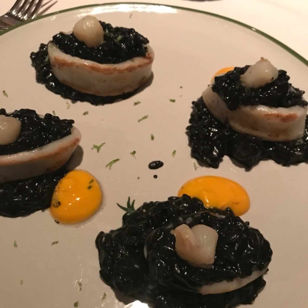 Calamar con arroz negro y conchuela