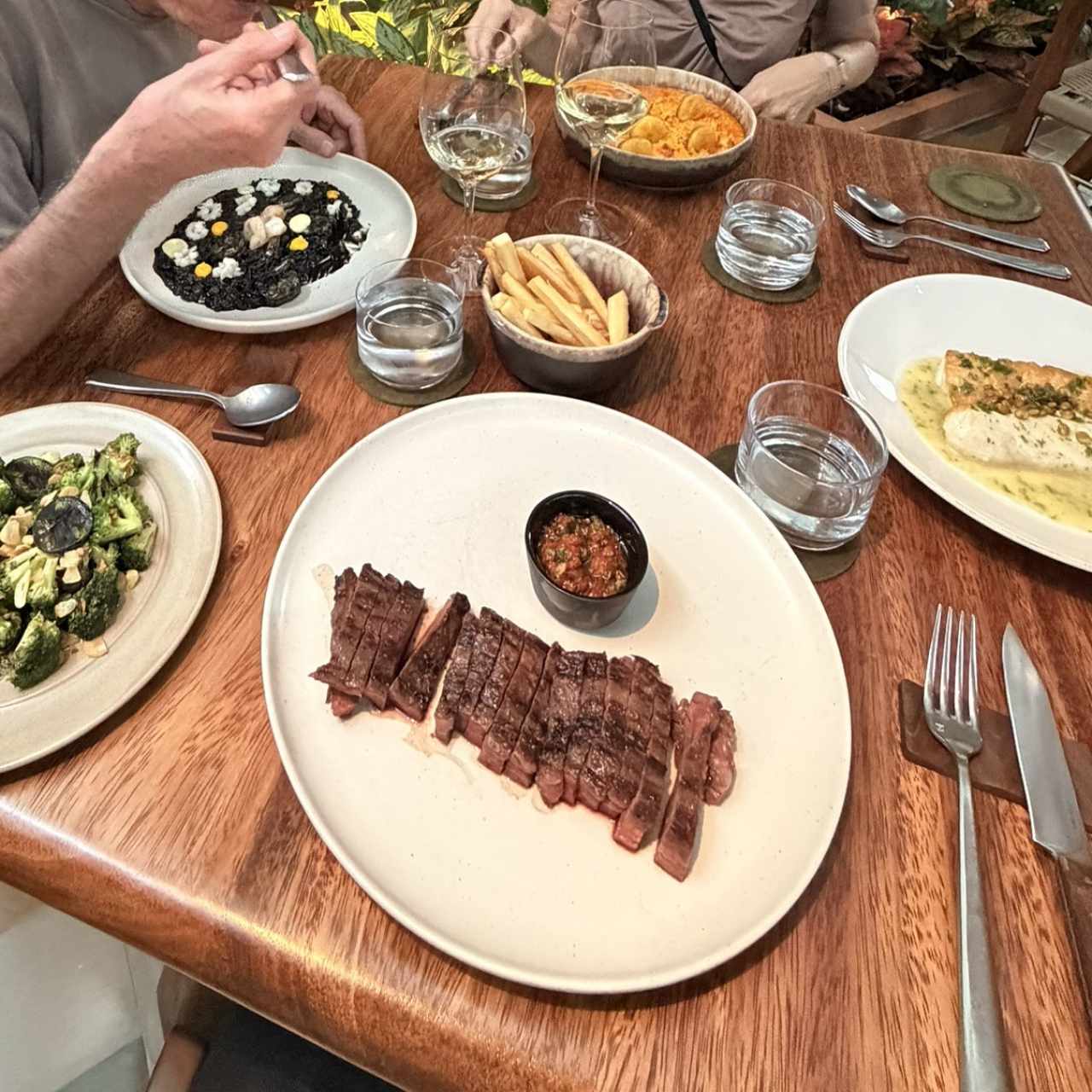 Picaña, pesca del dia a la meinier, arroz negro, guachito, yuca frita ...