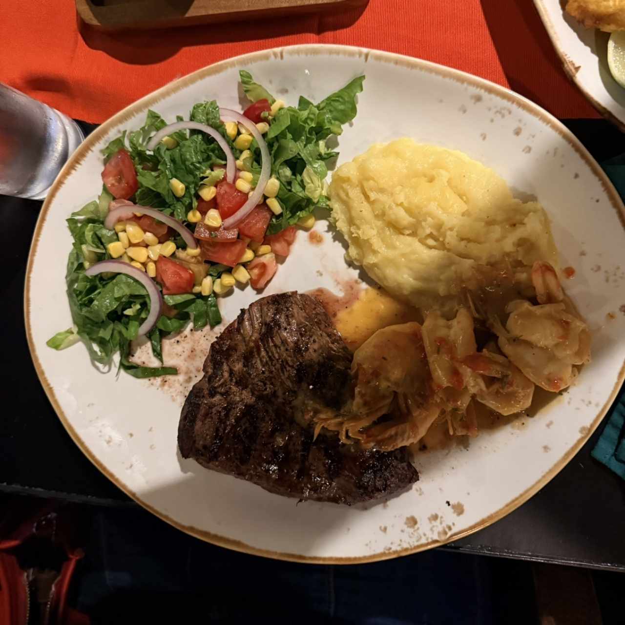 Filete de Res y Camarones