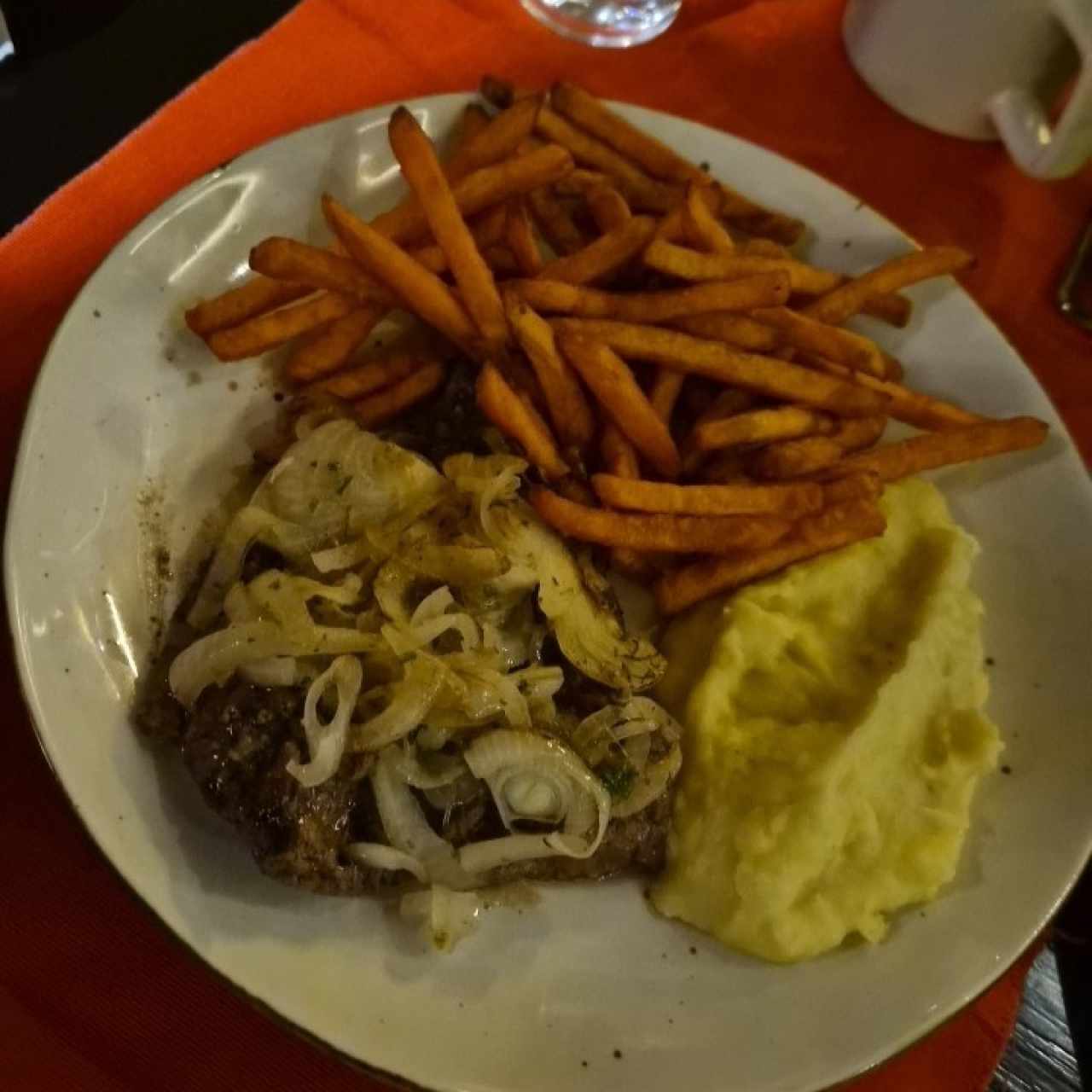 Filete de Res Encebollado