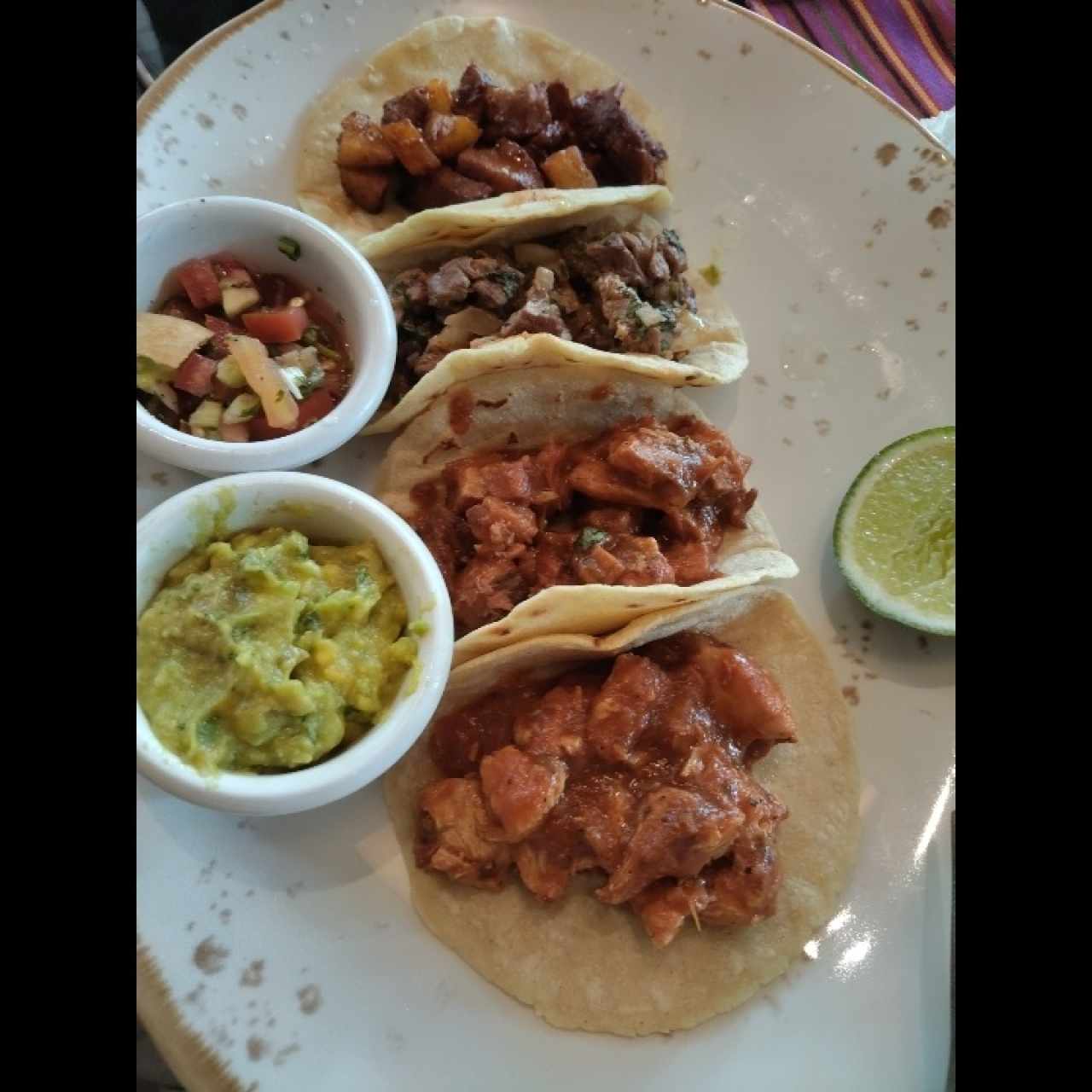 Tacos de Res, Pollo, Cochinita Pibil, al Pastor o Mixtos