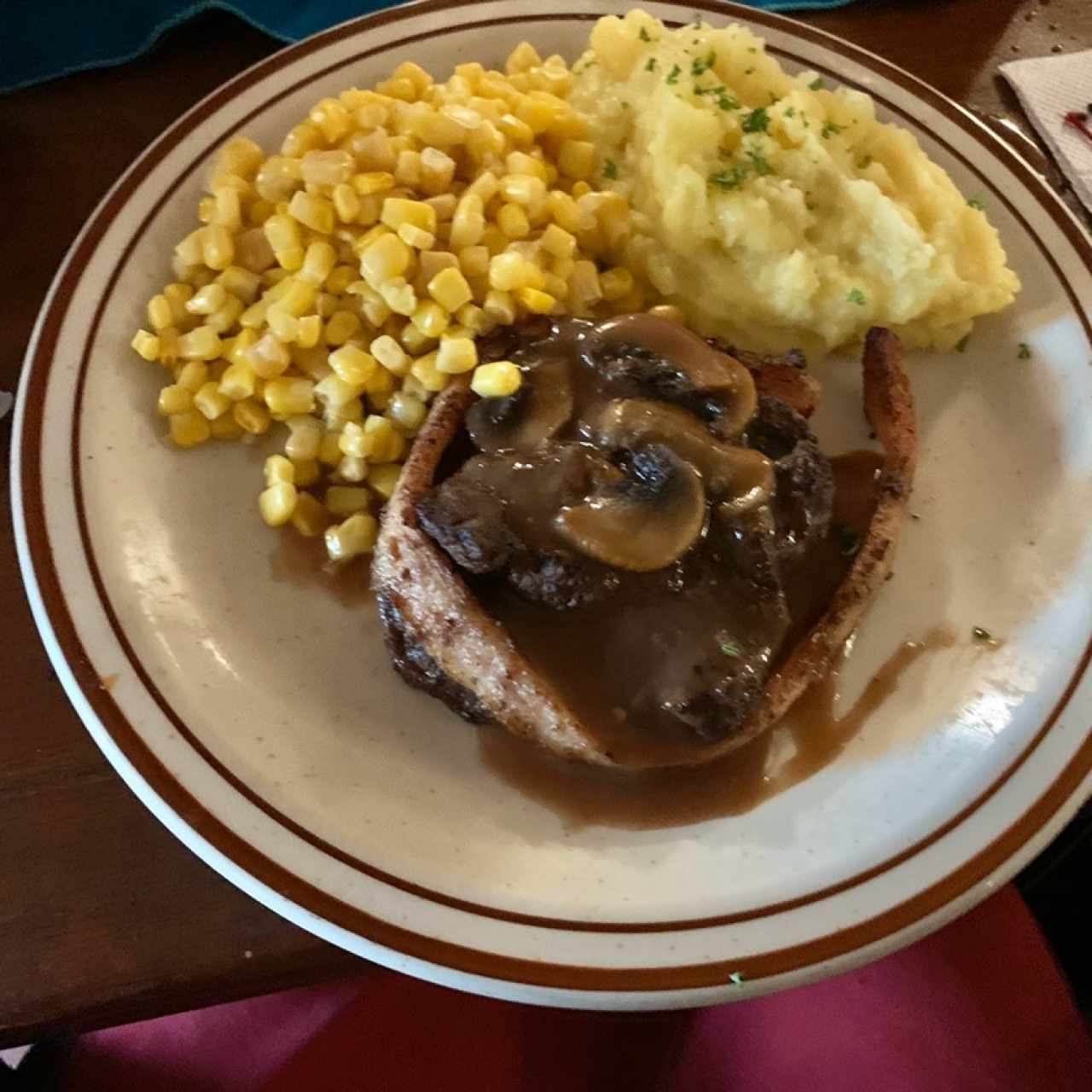 Filete Mignon con Puré de Papas y Maíz Desgranado