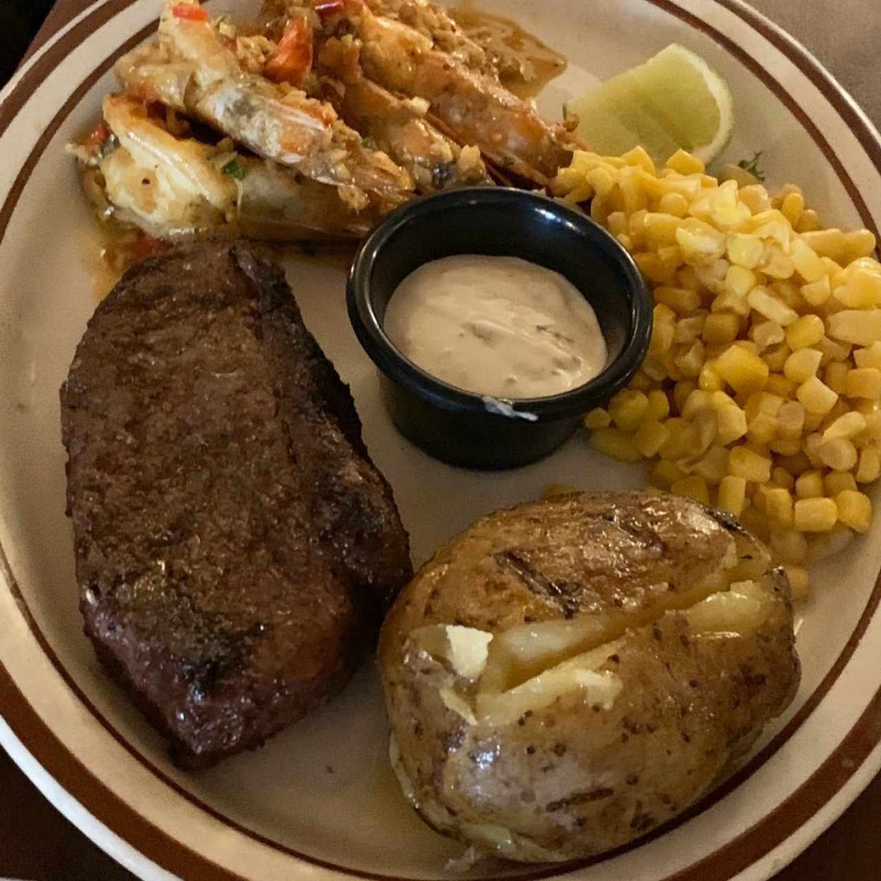 Puyazo y Camarones con Papa Asada y Maíz Desgranado