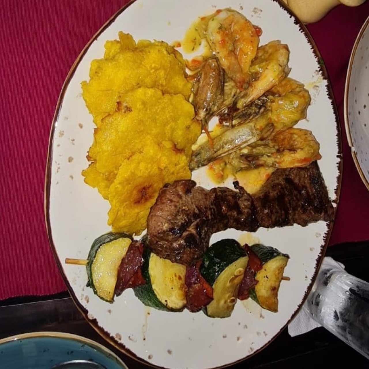 Entraña con camarones al ajillo