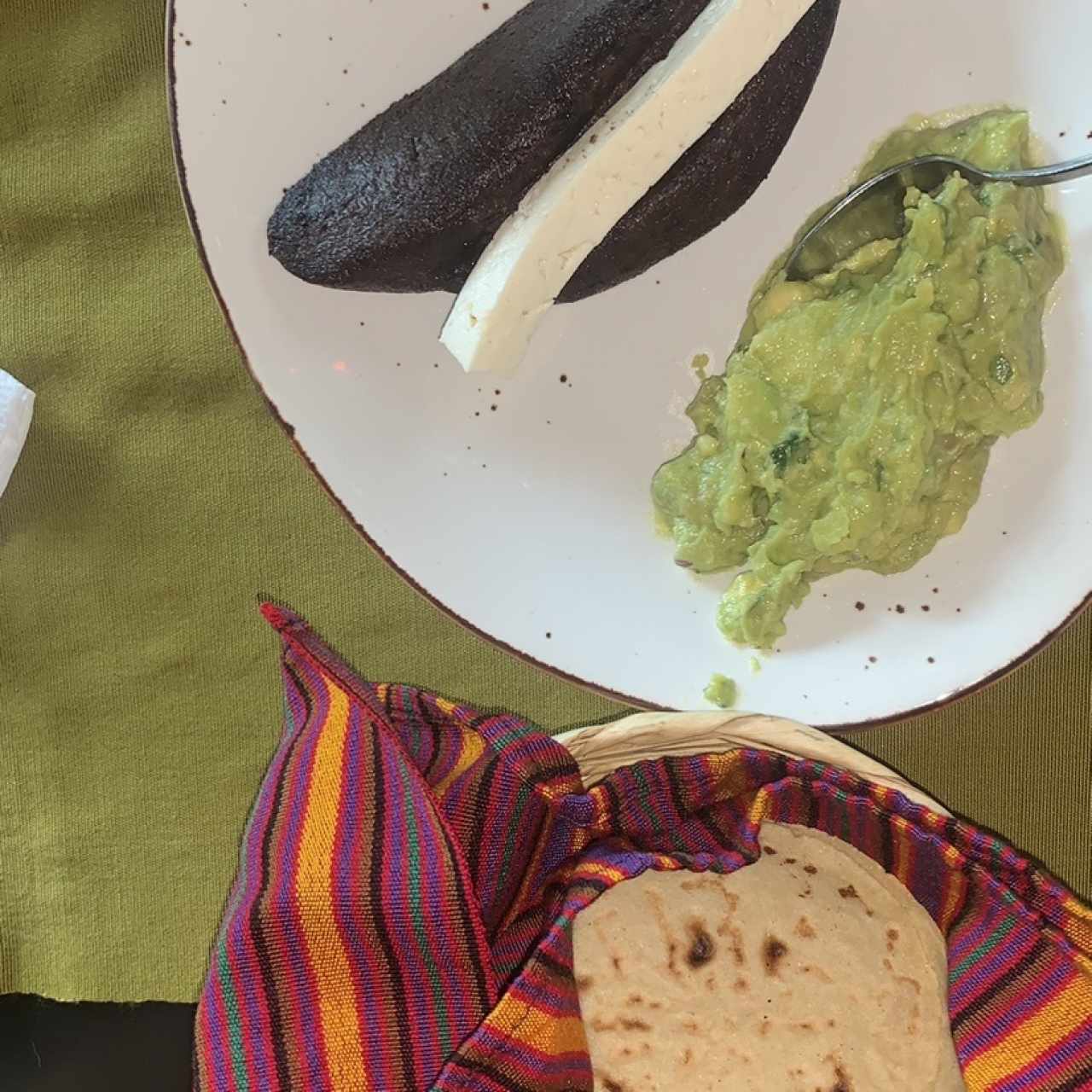 Frijol y Guacamol
