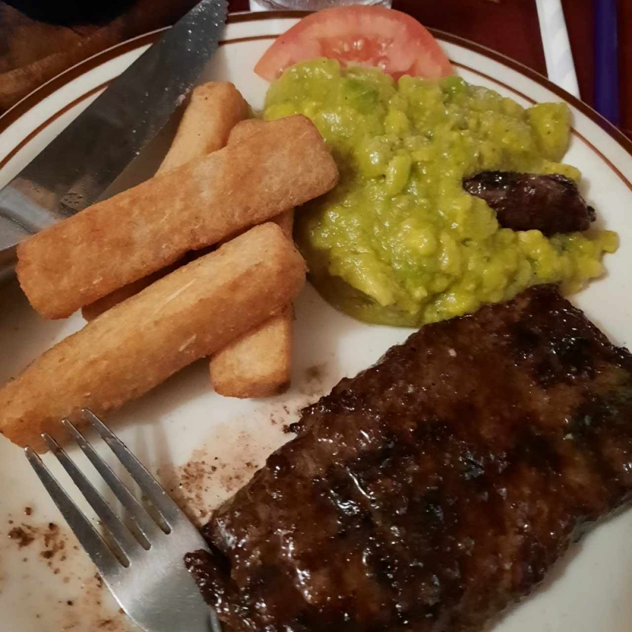 entraña  con guacamole y yuca.