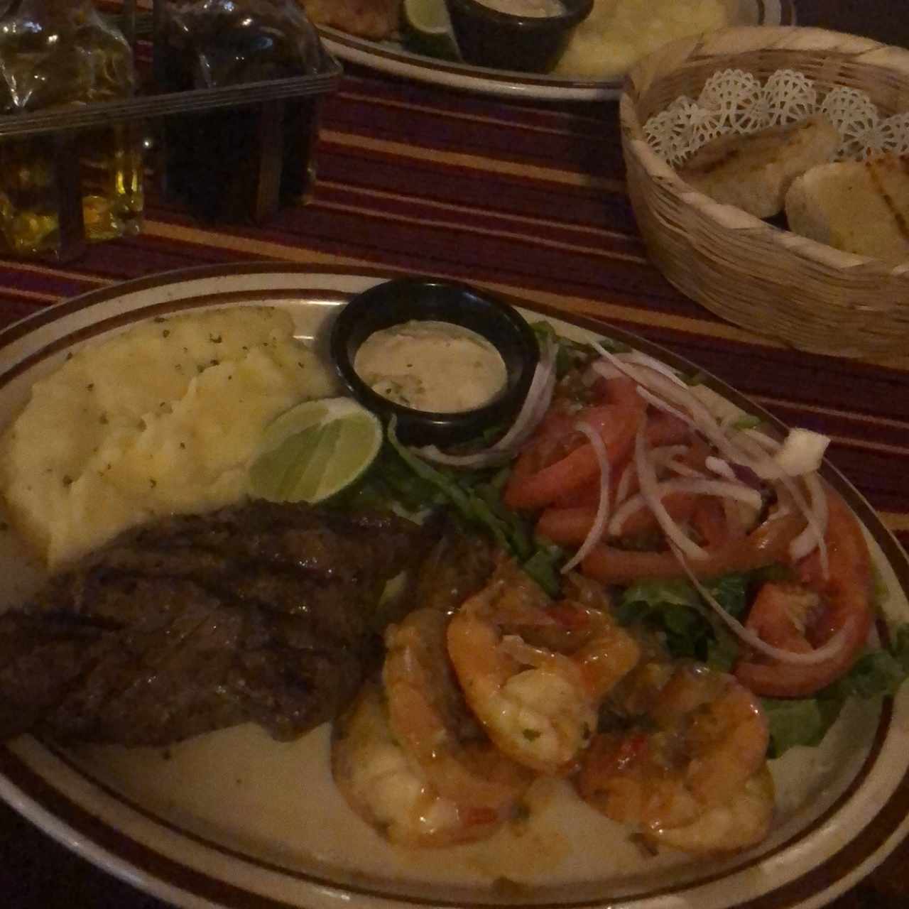 carne y camarones 