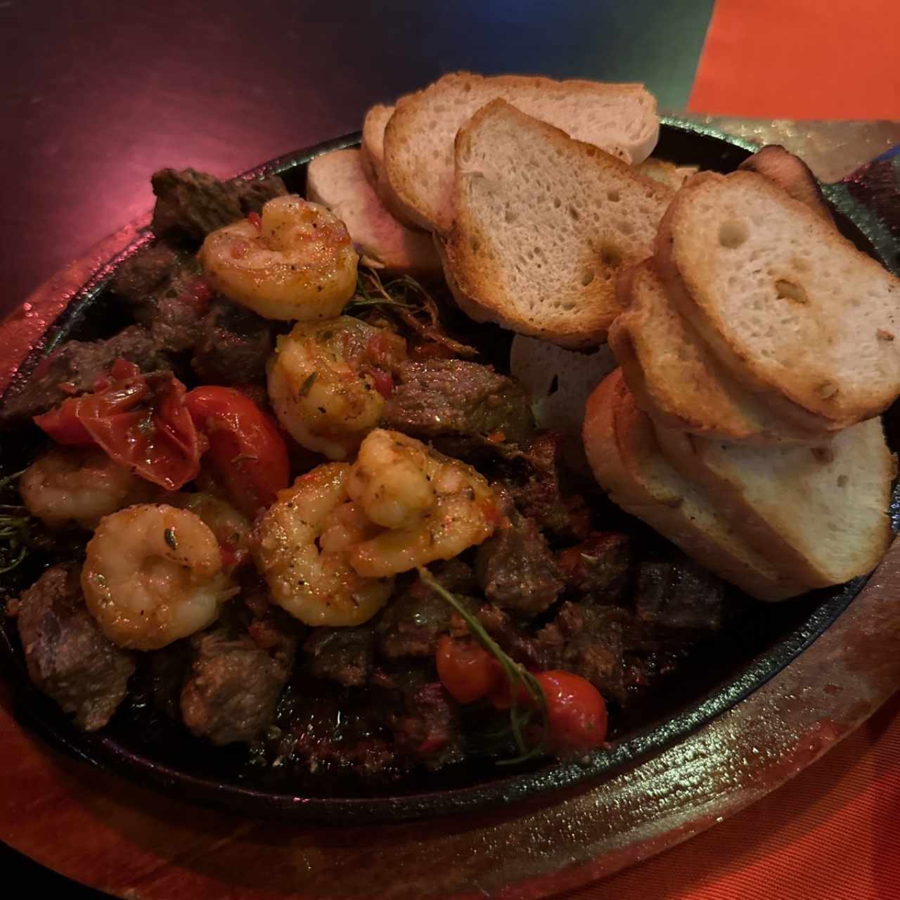 SKILLET A LA PLANCHA de Res Y Camarones 