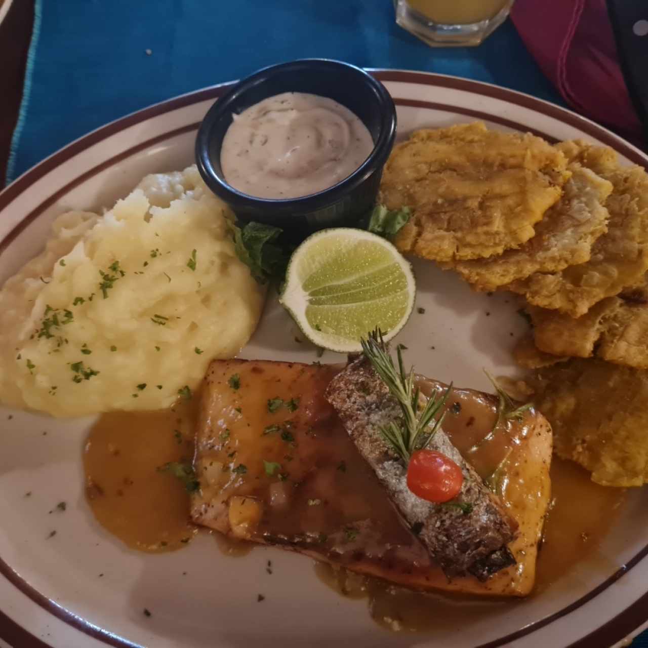 Salmón Reducido en Salsa de Maracuyá