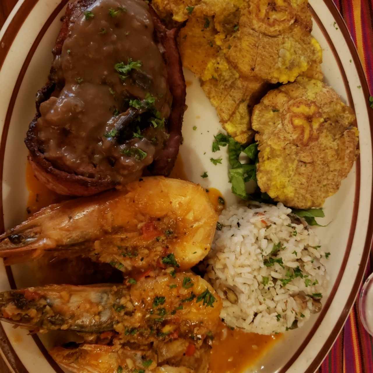 filet mignon con langostinos y arroz con guandú y patacones