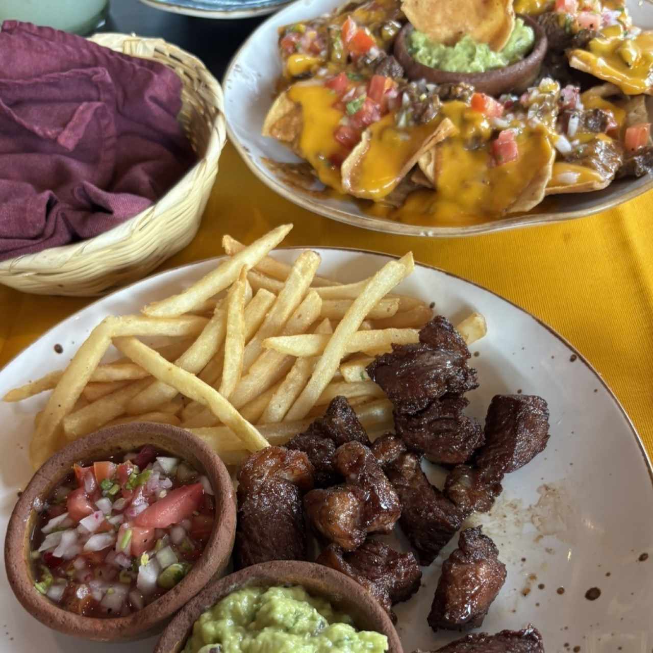 Nachos reales y Chicharrones de Picaña