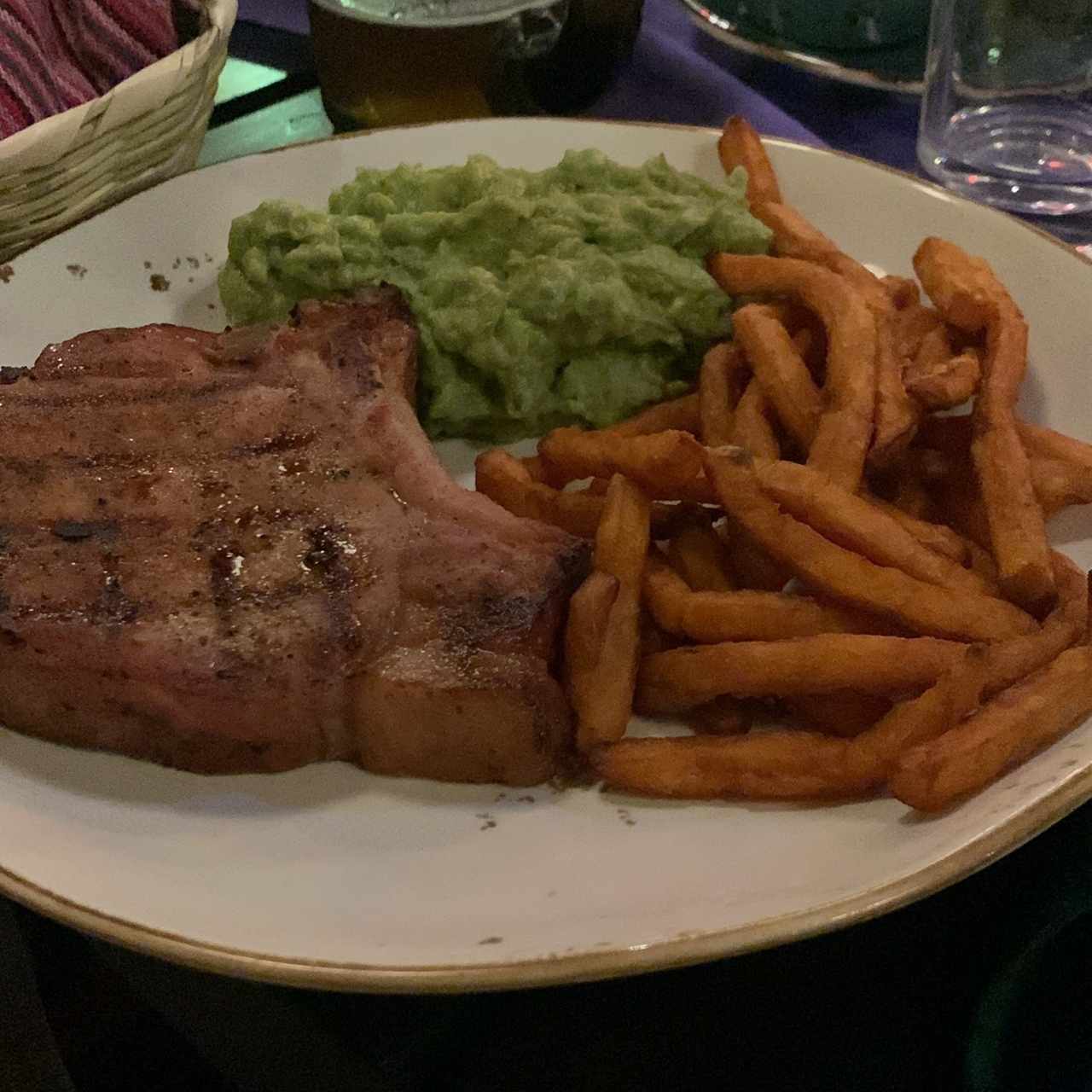 Chuleta de cerdo con camote y guacamole