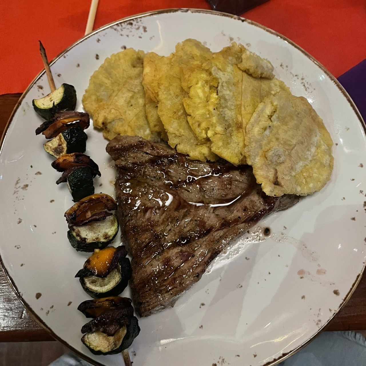 Filete de res, con vegetales a la brasa y patacones