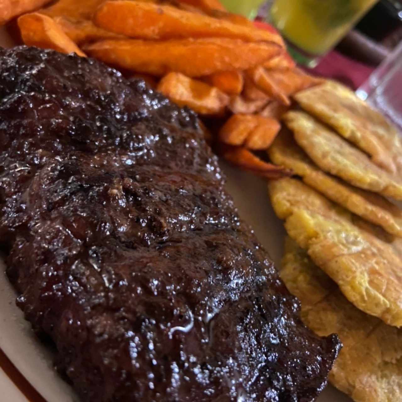 Entraña 8oz patacones y camote