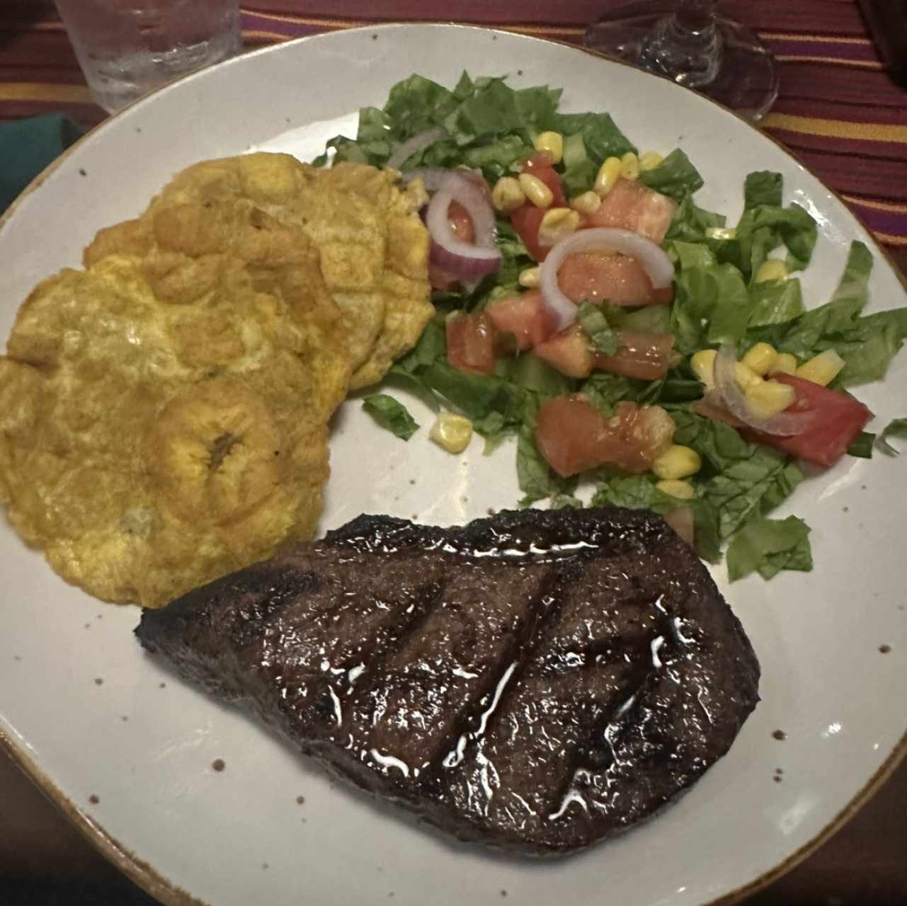 New York 16 Oz, ensalada y patacón 