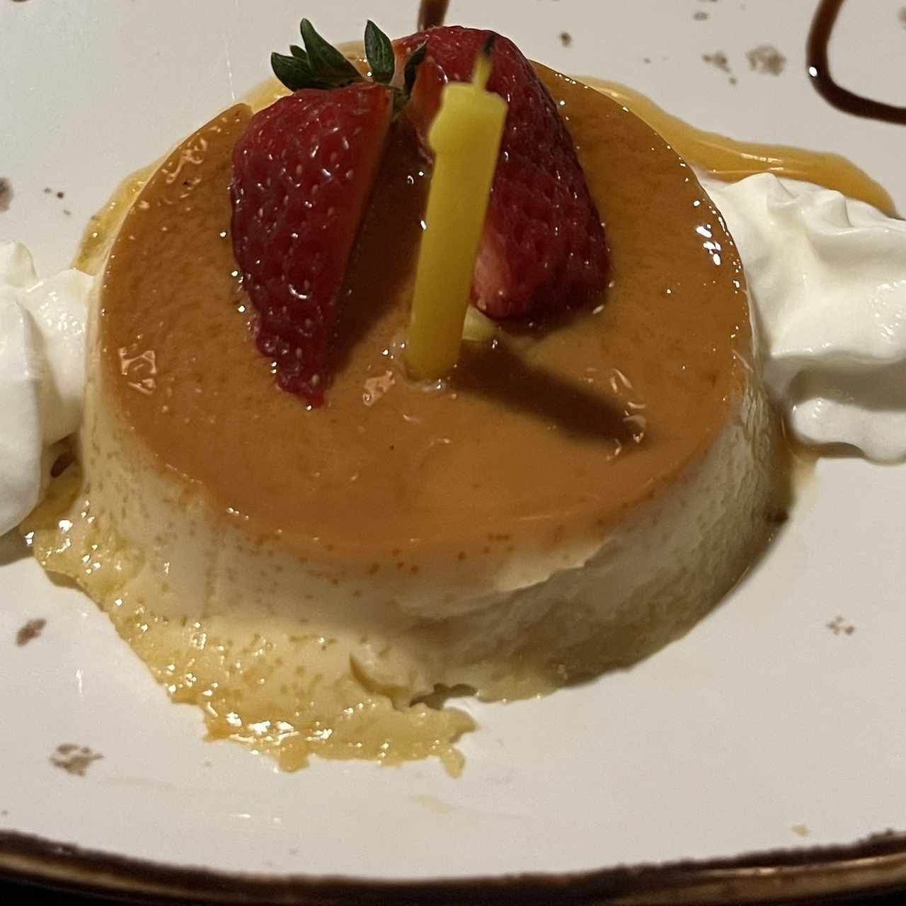 Flan de cortesía por cumpleaños 