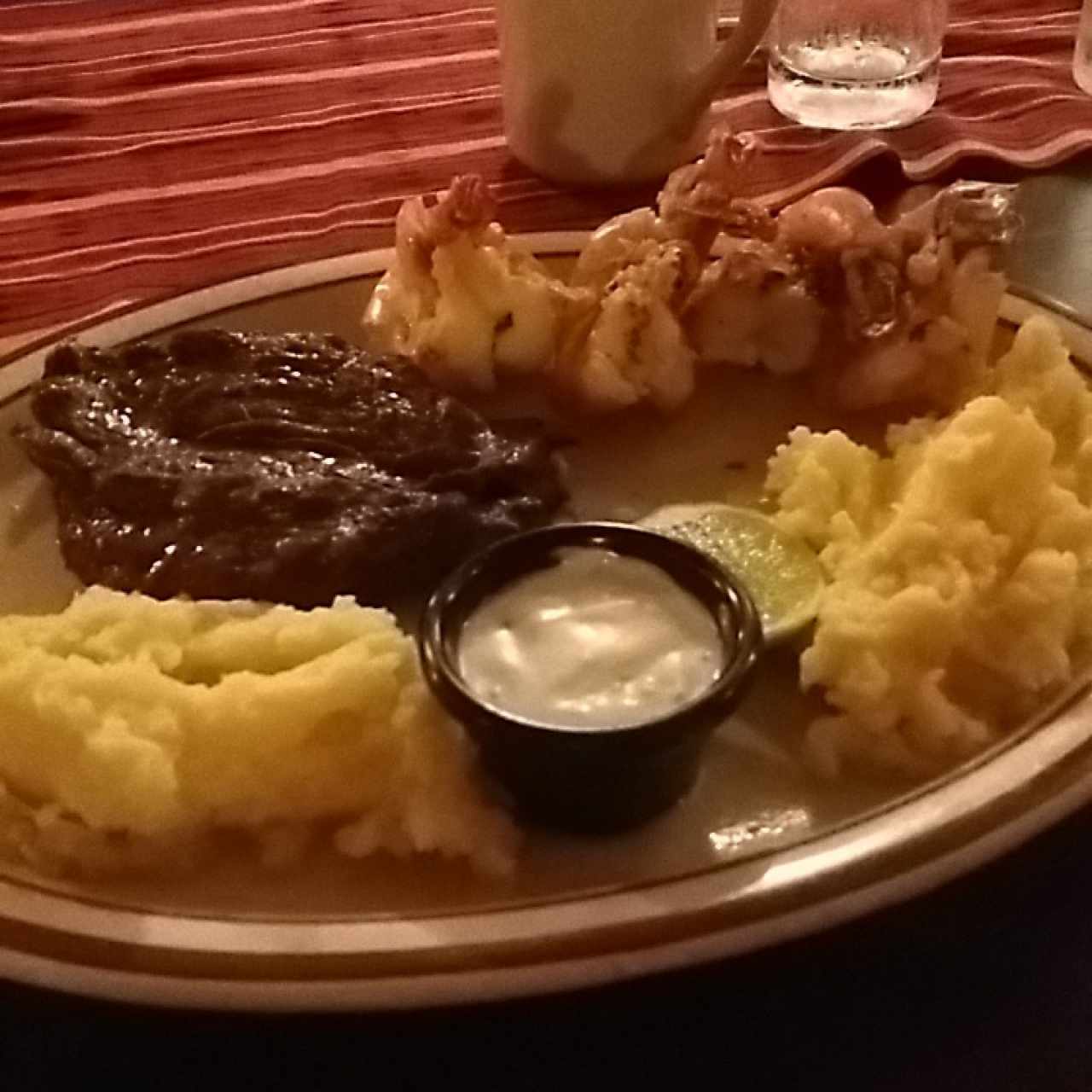 Filete de res y camarones jumbo