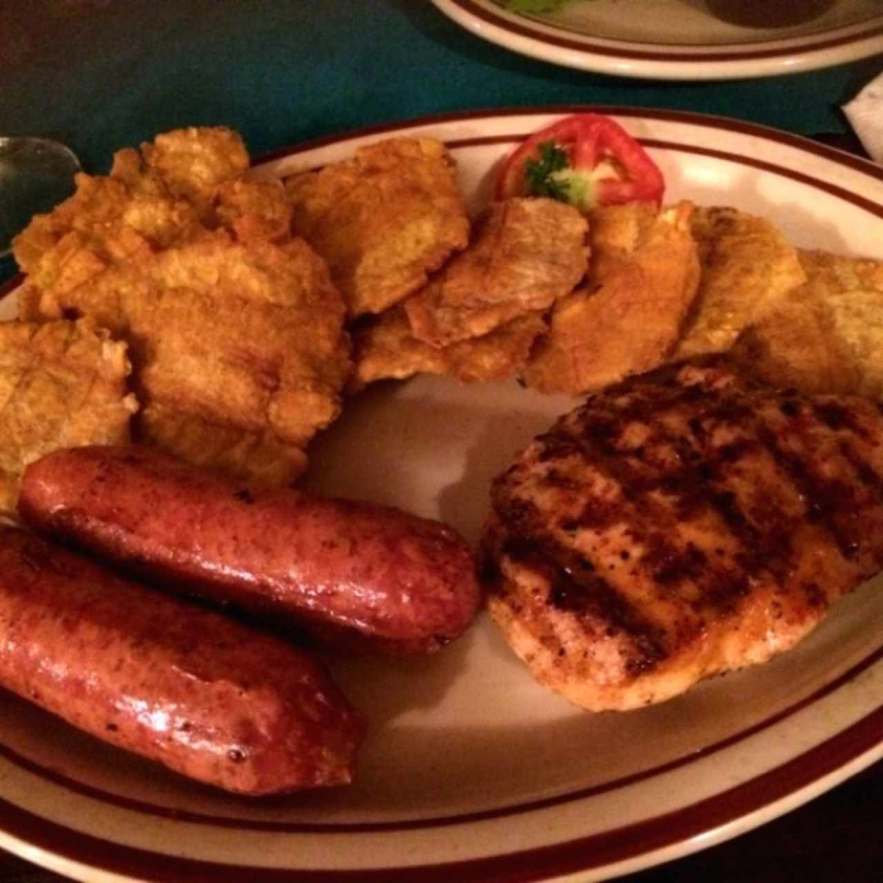 plato mixto pollo con chorizo