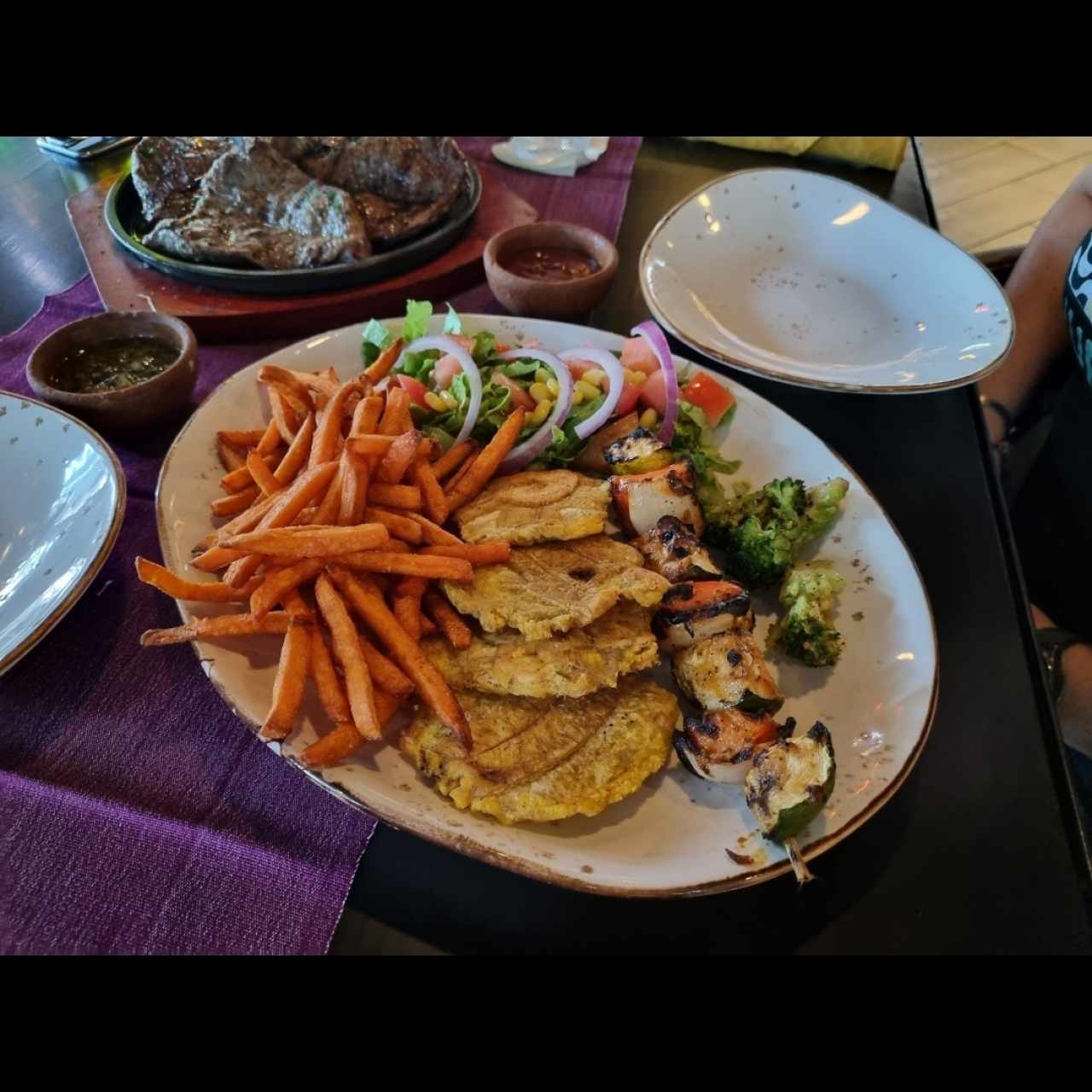 acompañamientos; patacones, camote, ensalada mixta y vegetales a la parrilla