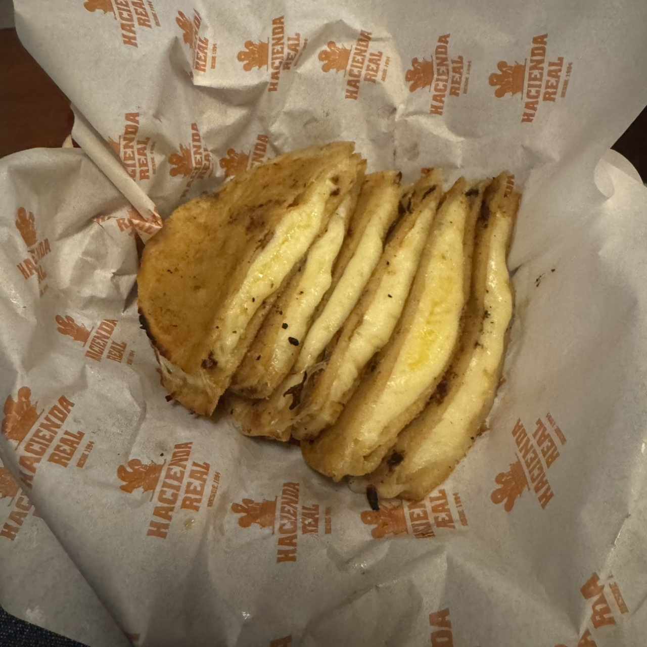 Tortillas de la señora con queso derretido