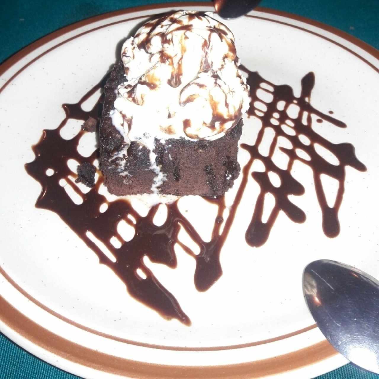 Brownie con nueces y helado de vainilla