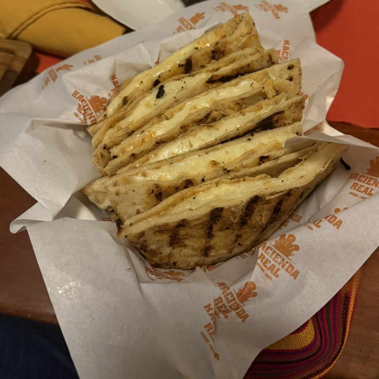 Tortillas de la señora con queso derretido