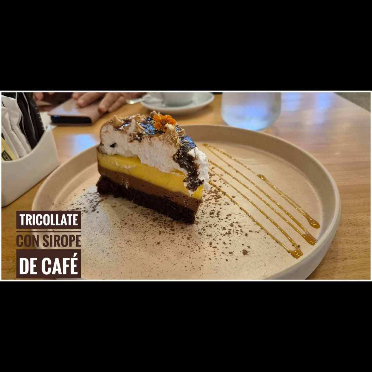 Tricollate con sirope de café 