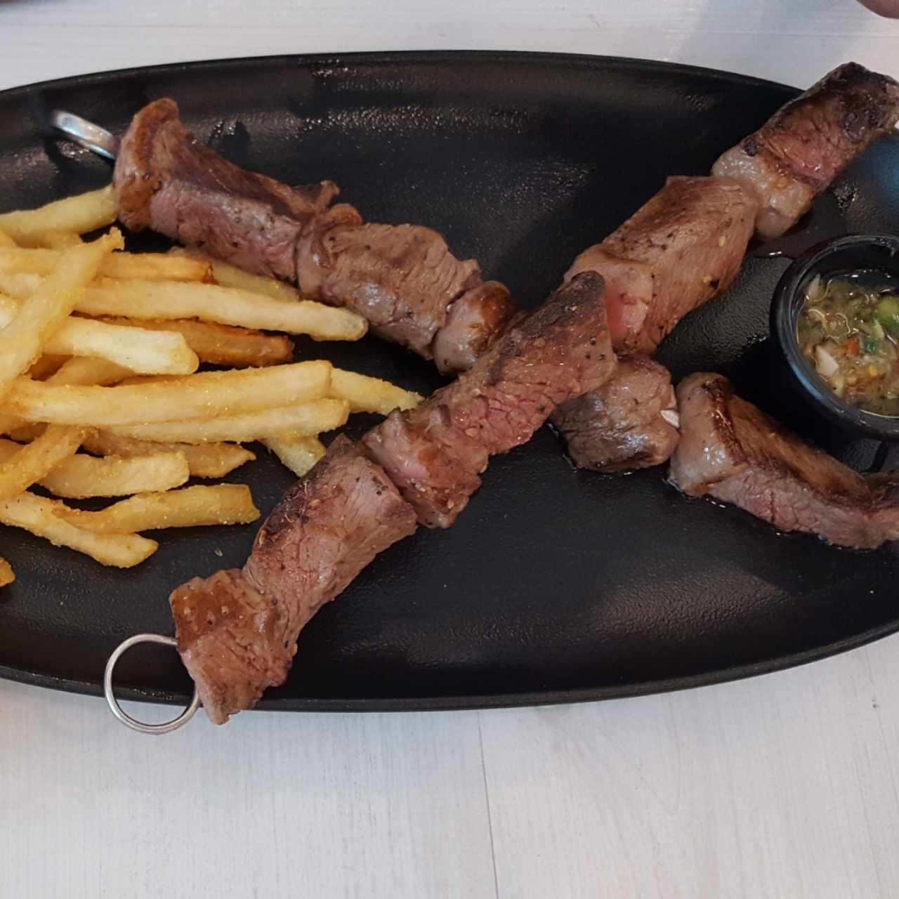 Brochetas de picaña con chimichurri, papas y ensalada
