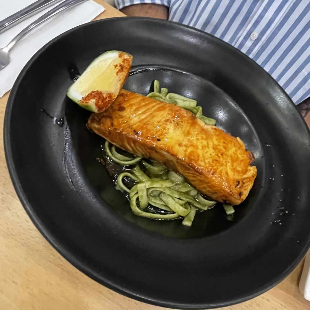 Salmón en Maracuyá y Gnocchi al Pesto