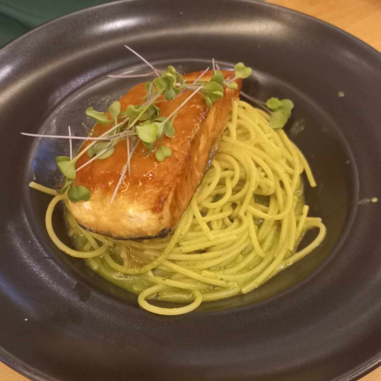 Pasta al pesto con Salmon