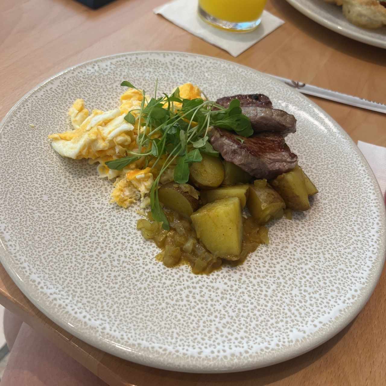Desayuno con Steak y Papas Rusticas