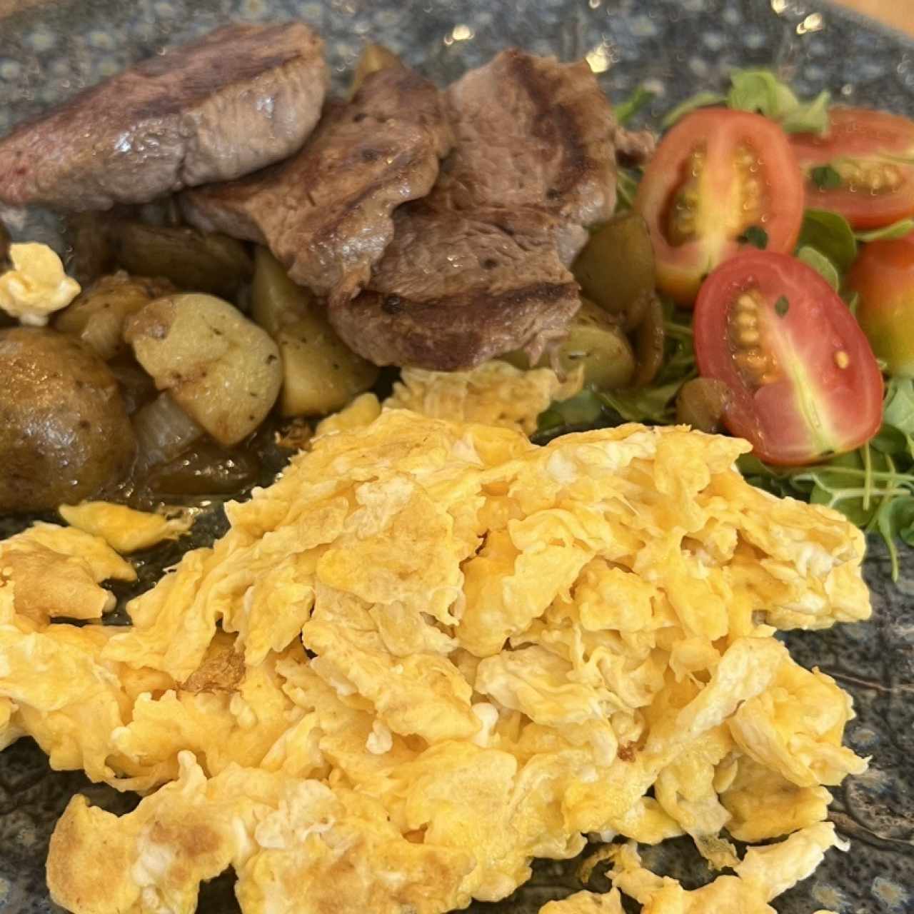 Desayuno con Steak y Papas Rusticas