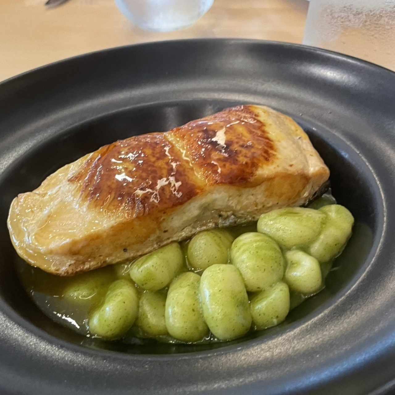 Salmón en Maracuyá y Gnocchi al Pesto