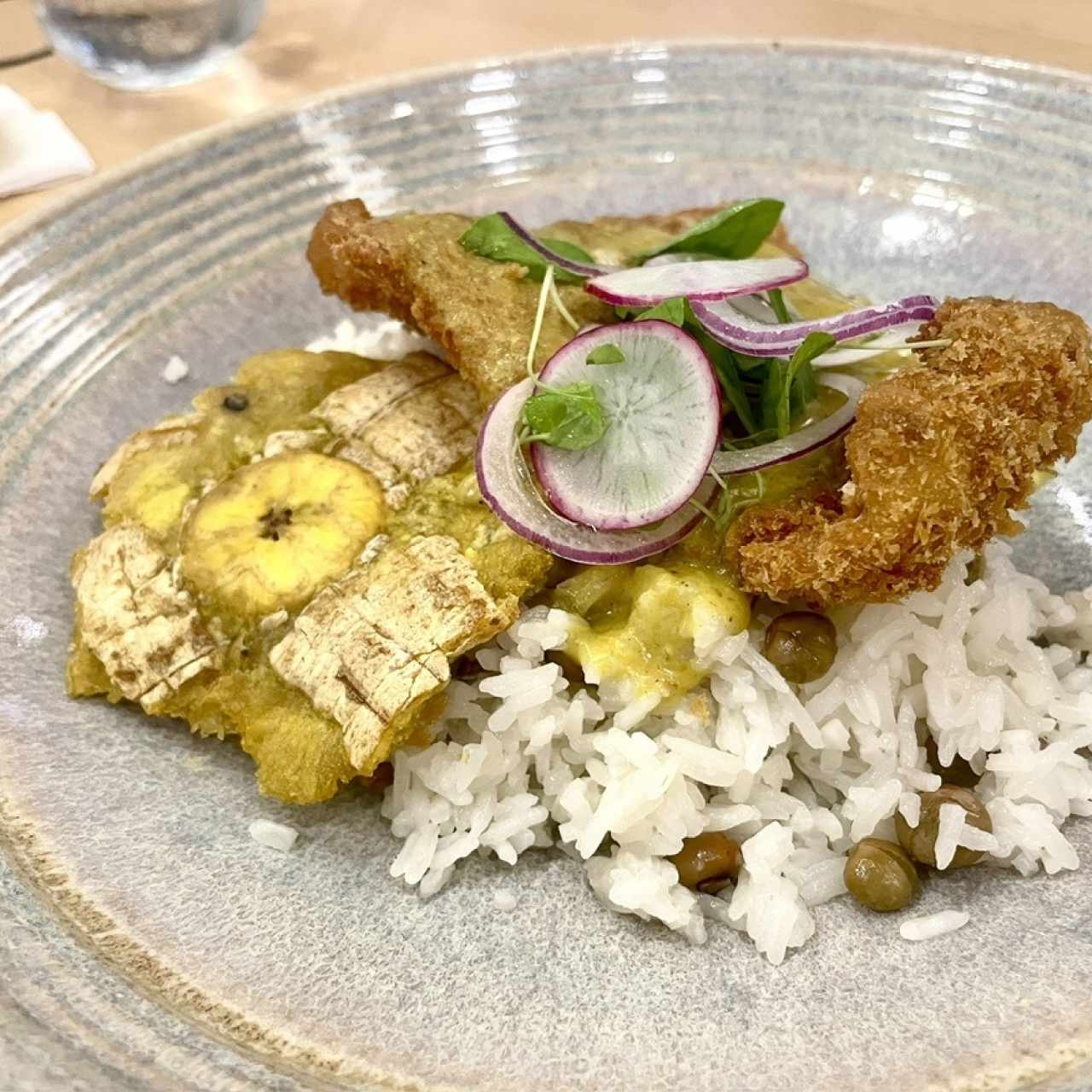 Corvina Coco y Curry, arroz con guandu y patacones 