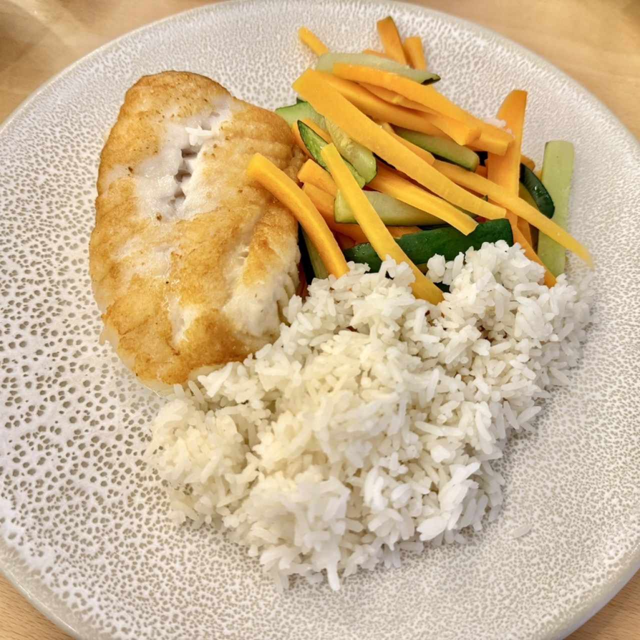 Plato Personalizado (pescado, arroz blanco, zanahoria y zucchin). 