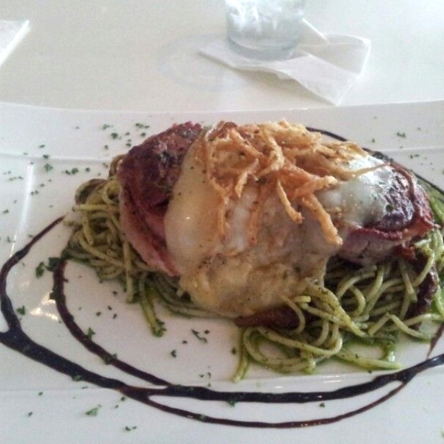 Filete angus sobre spaghettis al pesto y bacon