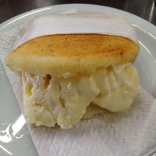 Arepa con queso guayanés 