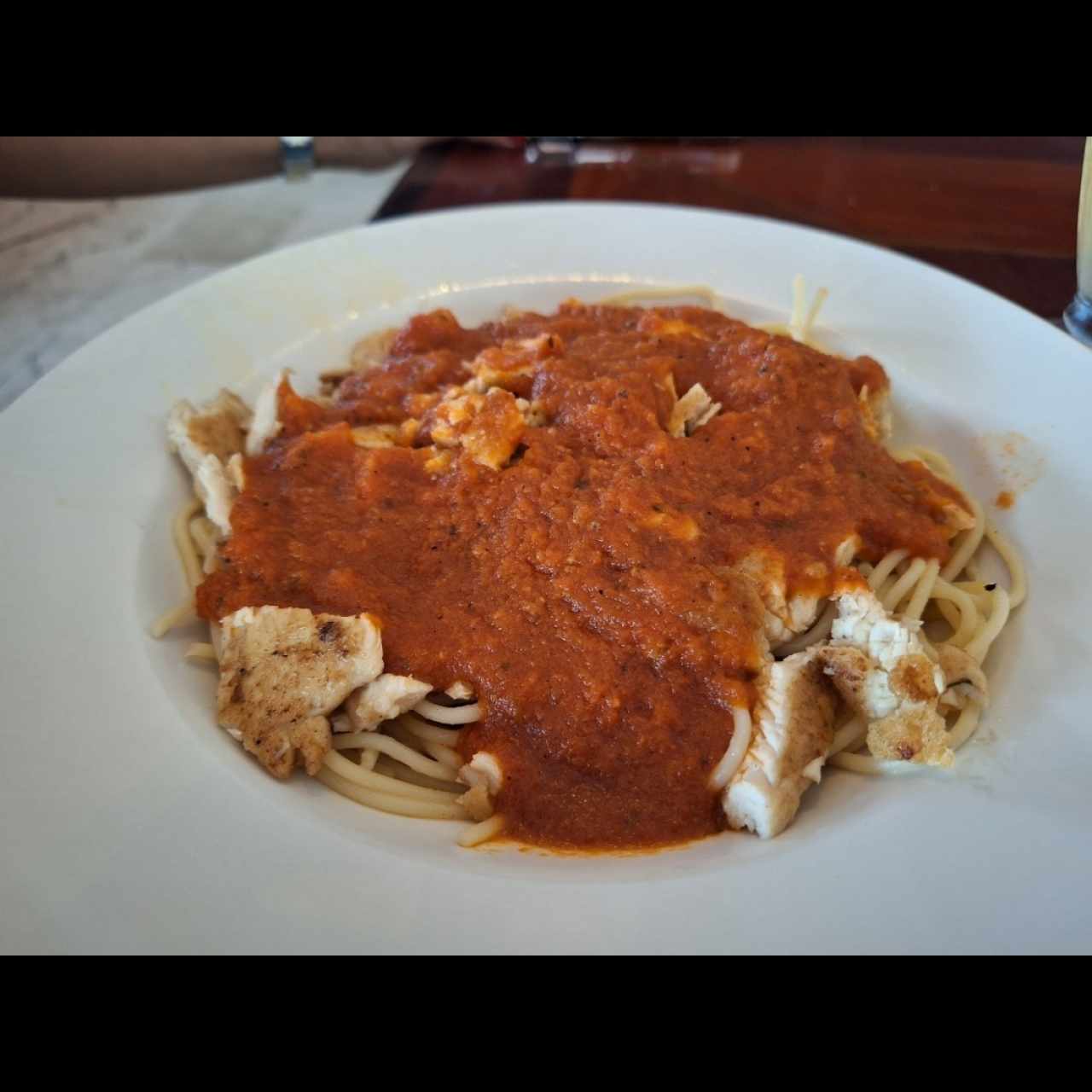 Spaguetti con Pechuga de Pollo o Brocheta de Pollo