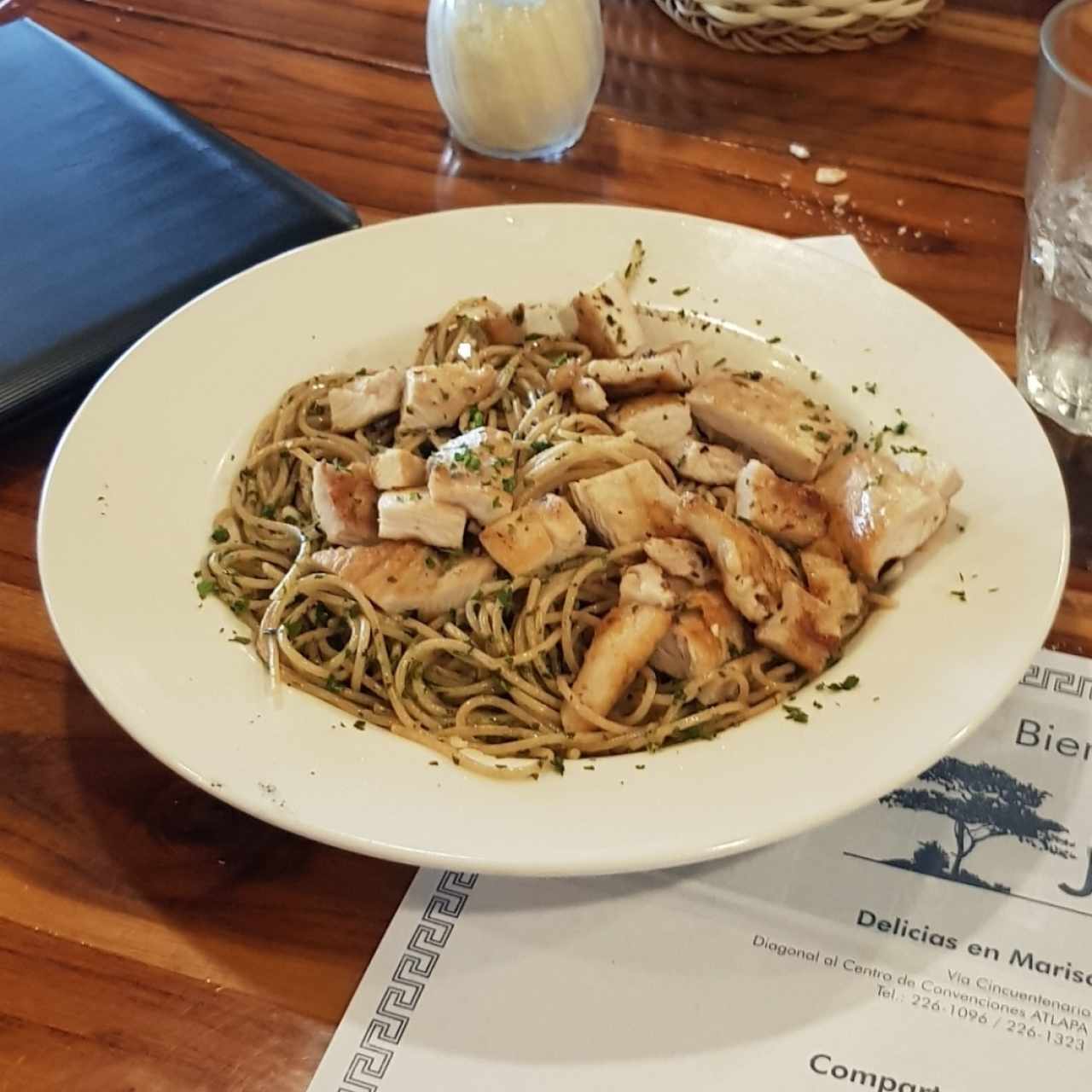 Spaguetti integral al olio con pollo