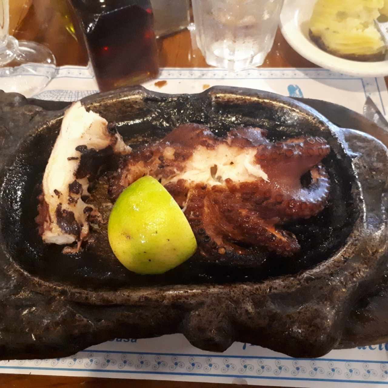 pulpo en la brasa al ajillo