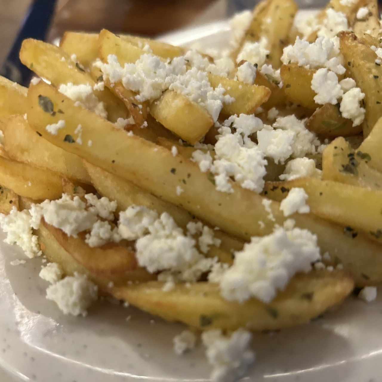 Papas Fritas con Queso Feta y Orégano
