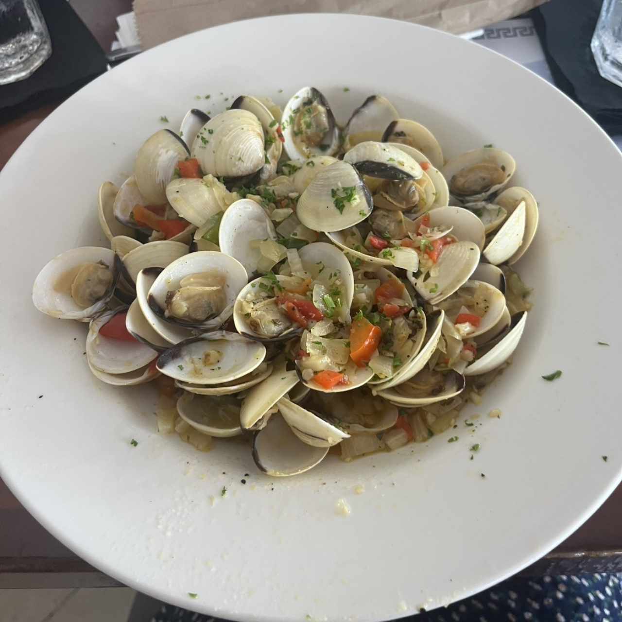 Almejas al Ajillo o Salsa Roja
