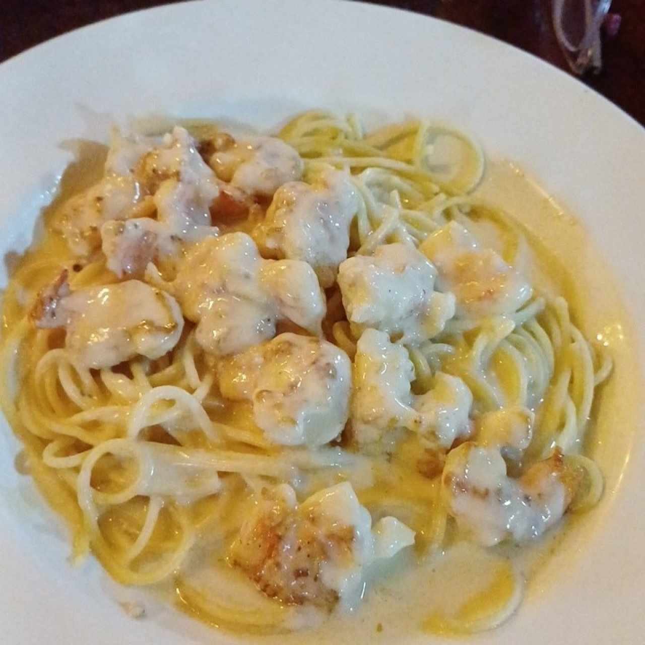 Spaghetti Salsa Blanca con Camarones 