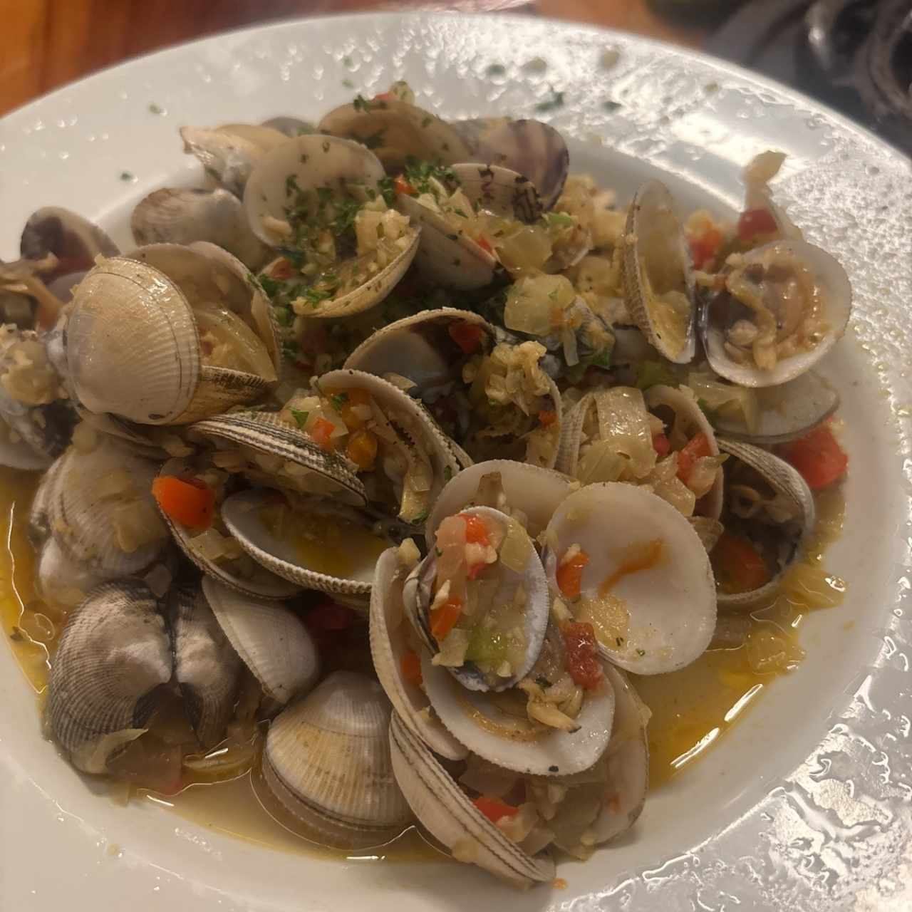 Almejas al Ajillo o Salsa Roja