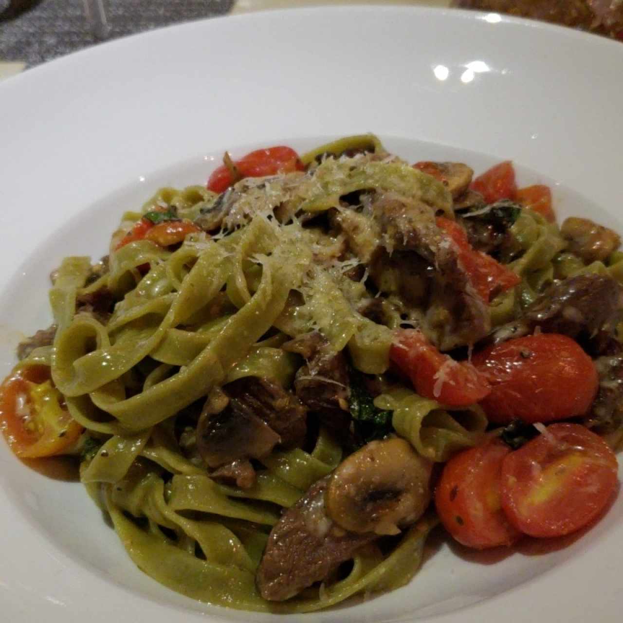 entraña con pasta verde
