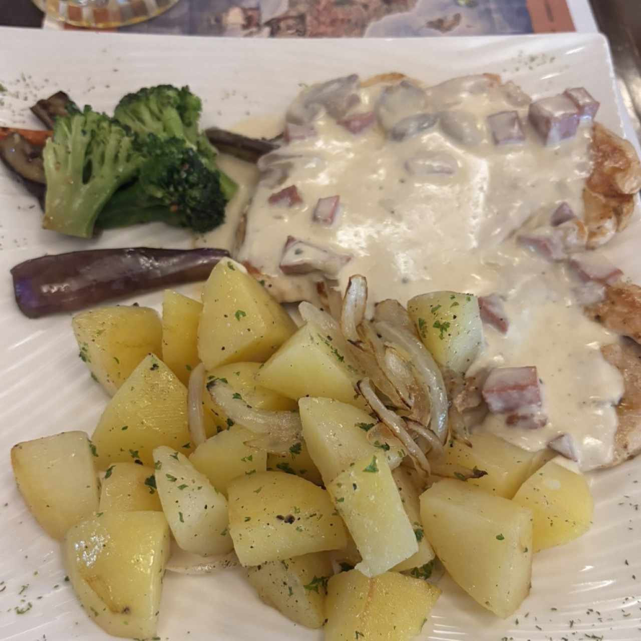 Pechuga de Pollo en Salsa de Champiñones y Jamón Serrano