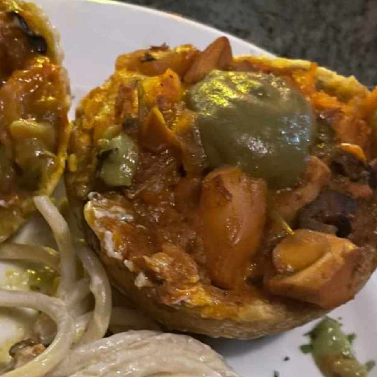 Canastas de Patacón Rellenas de Marisco