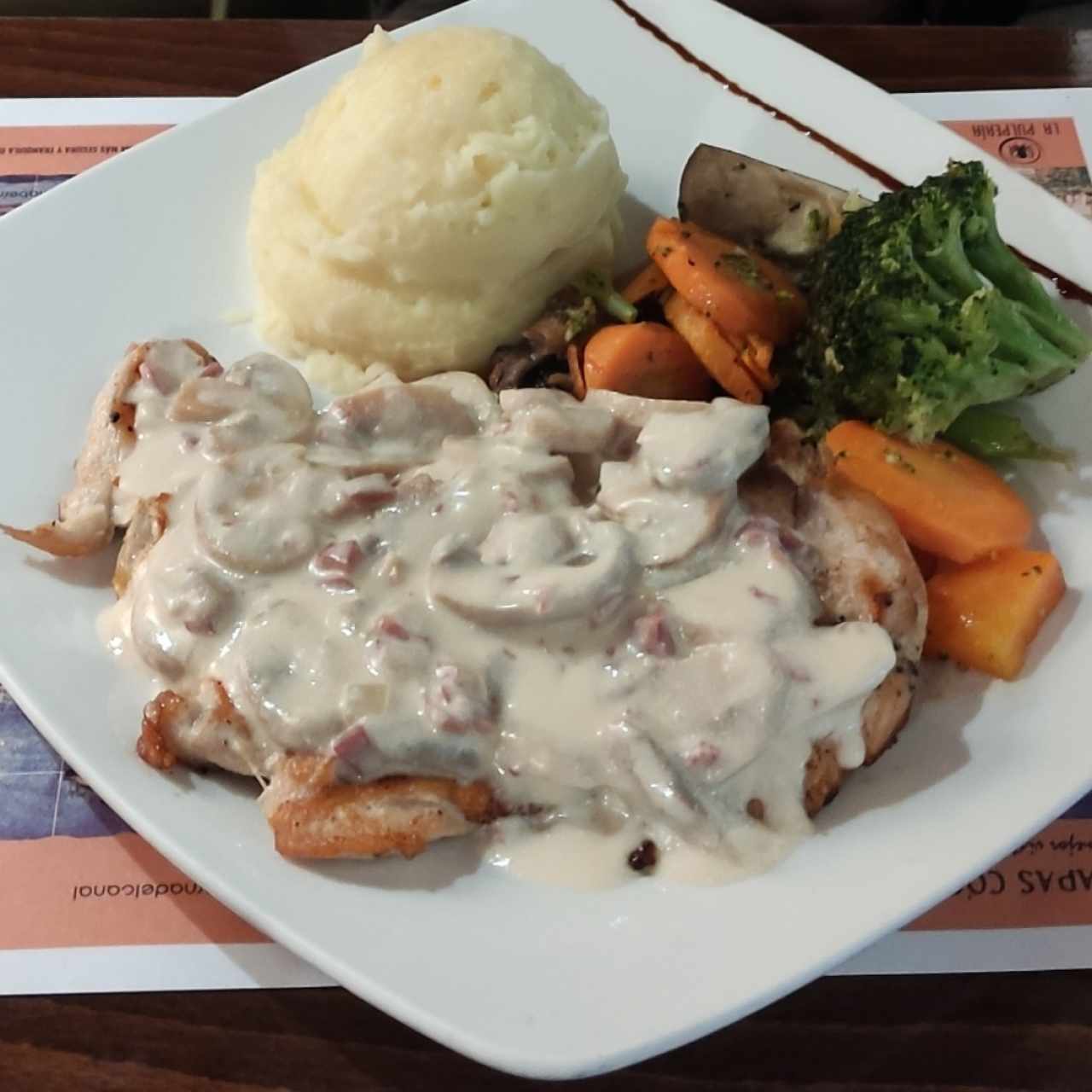 Pechuga de Pollo en Salsa de Champiñones y Jamón Serrano