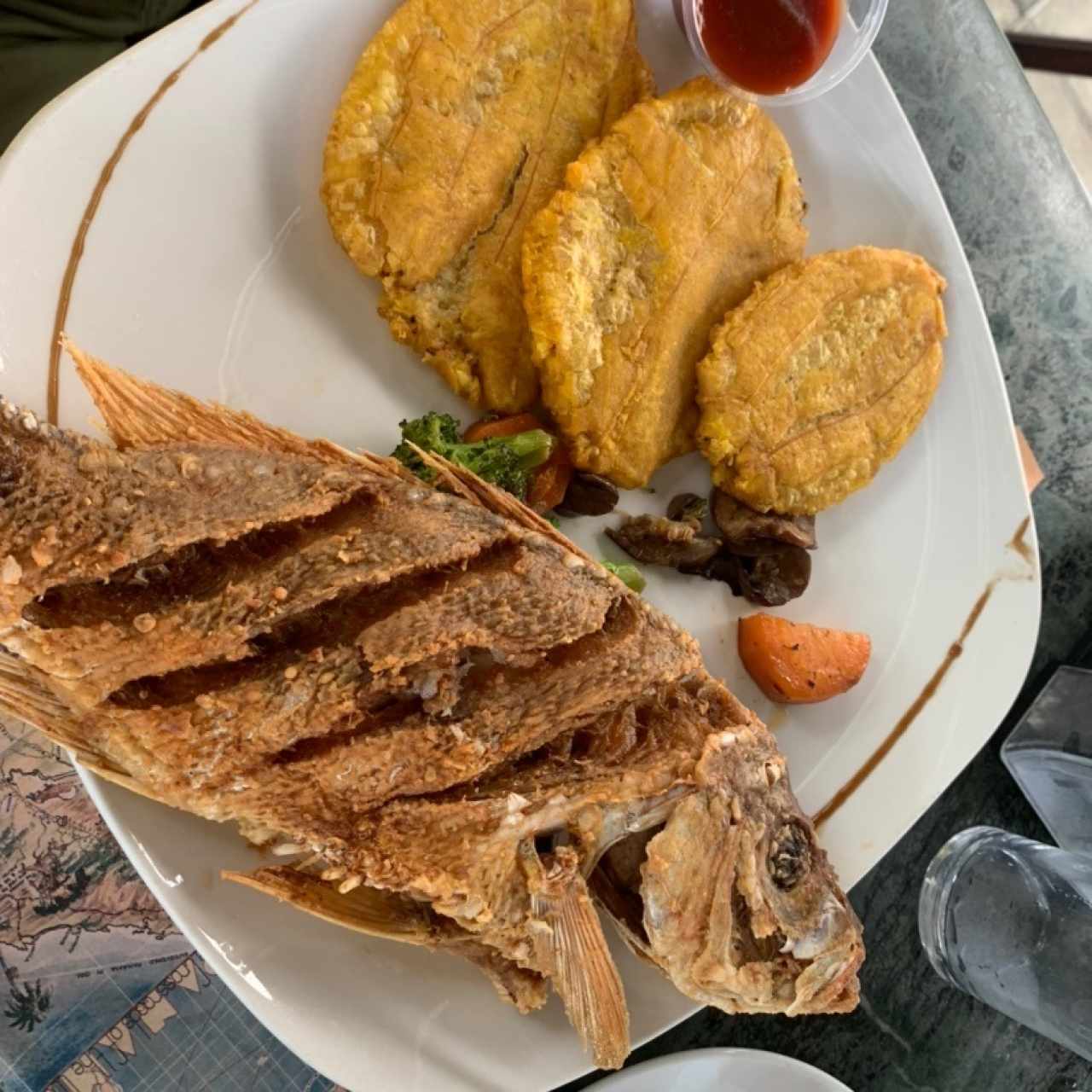Pescado Entero Frito con Patacones