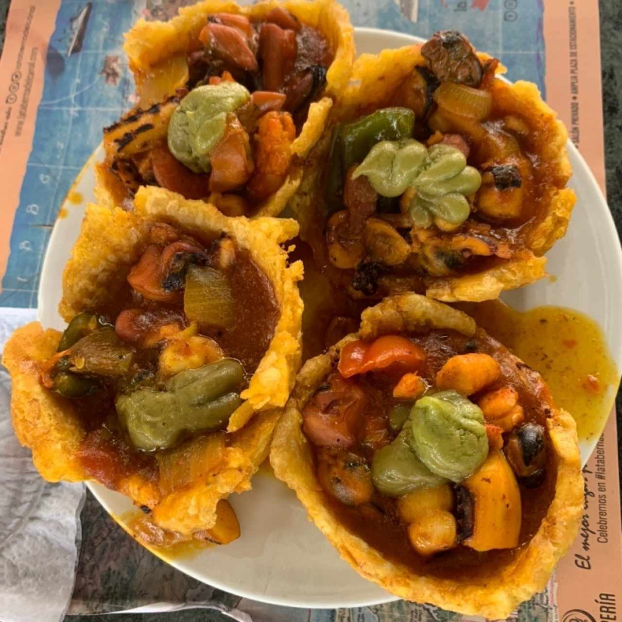 Canastas de Patacón Rellenas de Marisco